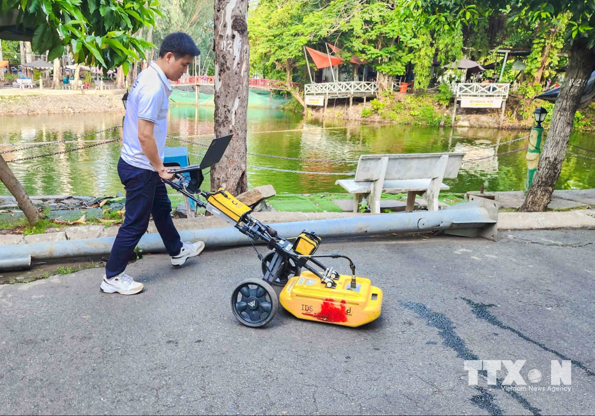 Công nghệ radar xuyên đất (GPR) đang được triển khai diện rộng tại Công viên Văn hóa Lê Thị Riêng, giúp phát hiện dị thường, khoanh vùng chính xác các hố chôn tập thể, hỗ trợ đắc lực cho công tác khai quật hài cốt liệt sĩ. (Ảnh: Phan Phương/TTXVN)